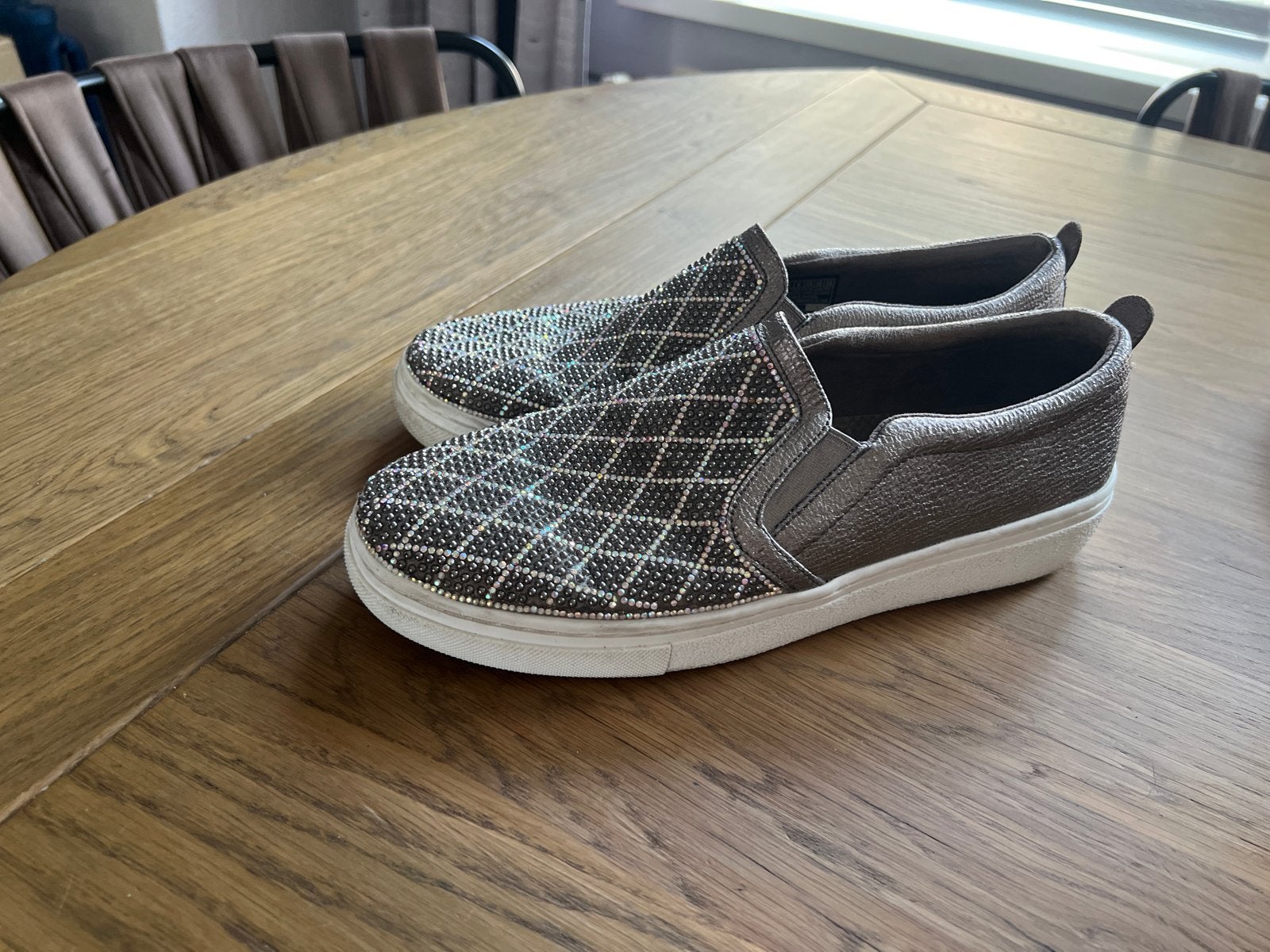 Skechers instappers met strass steentjes, maat 39, Instappers, Ophalen of Verzenden, Grijs, Gedragen