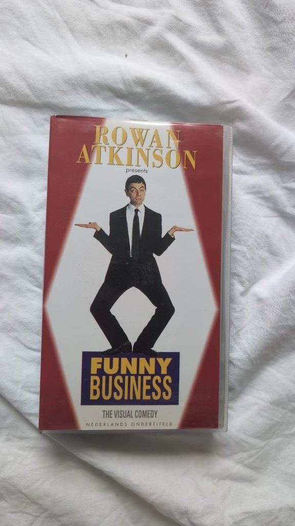 Rowan Atkinson Presents Funny Business VHS, Nederlands ondertiteld, Gebruikt, Alle leeftijden, Ophalen of Verzenden