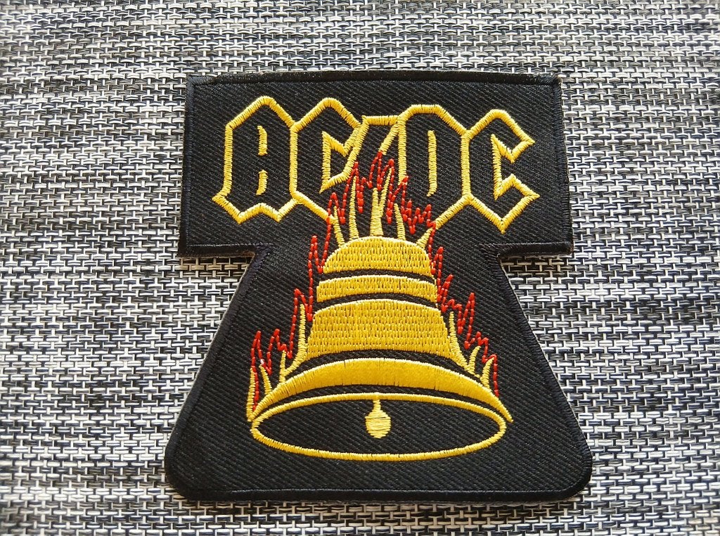AC/DC  leuke nieuwe Hells bells shaped patch 32, Verzenden, Nieuw, Kleding