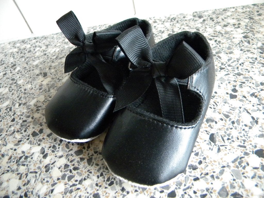 POPPENSCHOENTJES MET STRIK VOOR GROTE POP, LENGTE 11,5 CM., Ophalen of Verzenden, Zo goed als nieuw, Kleertjes