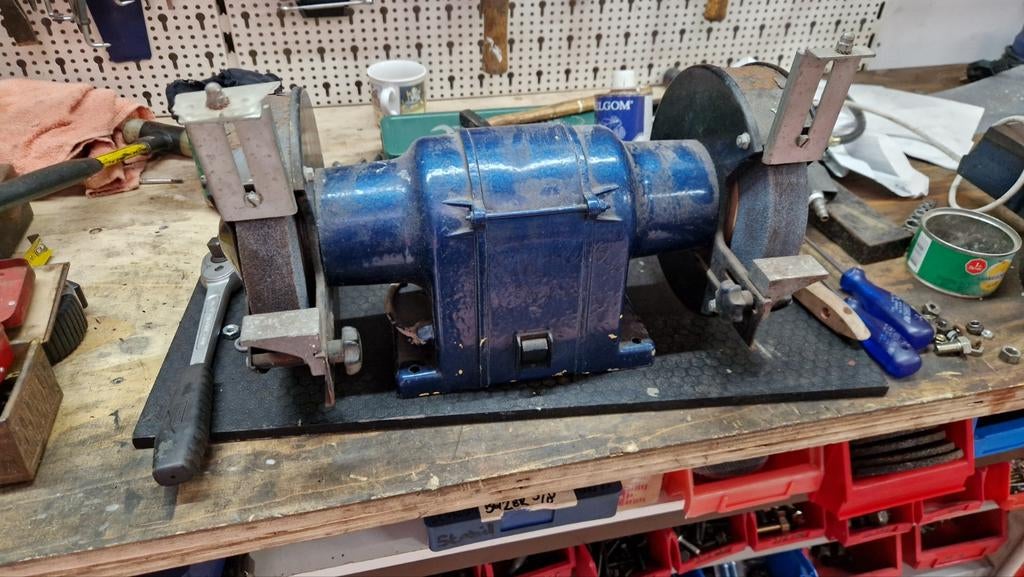 Werkbankslijpmachine met zo goed als nieuwe slijpstenen, Ophalen of Verzenden, Gebruikt, Minder dan 700 watt, Werkbankslijpmachine