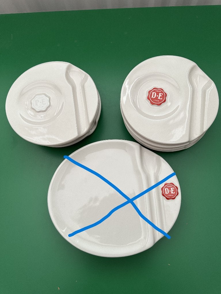 Douwe Egberts schoteltjes met uitsparing voor lepeltje, Ophalen of Verzenden, Zo goed als nieuw, Overige stijlen, Kop(pen) en/of Schotel(s)