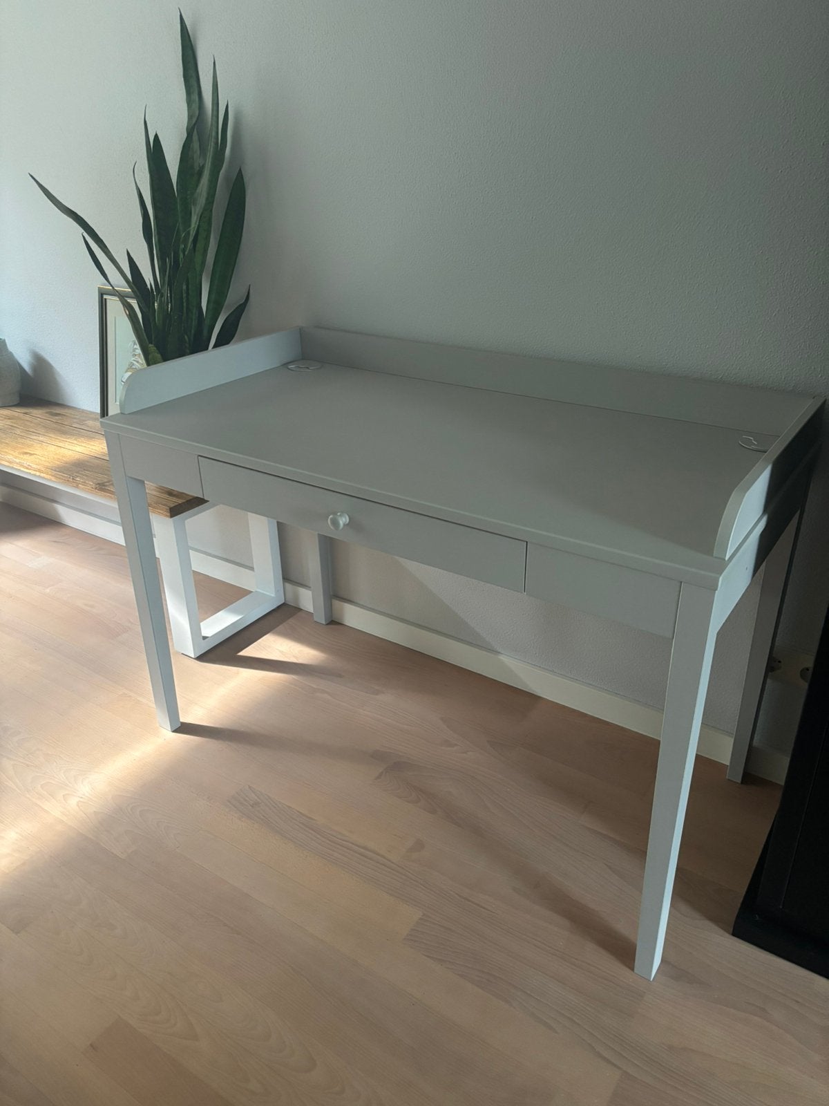 Lichtgrijs bureau Ikea Smyga zgan, Huis en Inrichting, Ophalen, Overige typen, Scandinavisch, Zo goed als nieuw