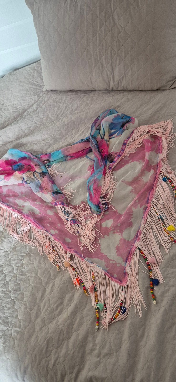 Kleurrijke sjaal met franjes en kralen, Kleding | Dames, Onbekend, Ophalen of Verzenden, Zo goed als nieuw