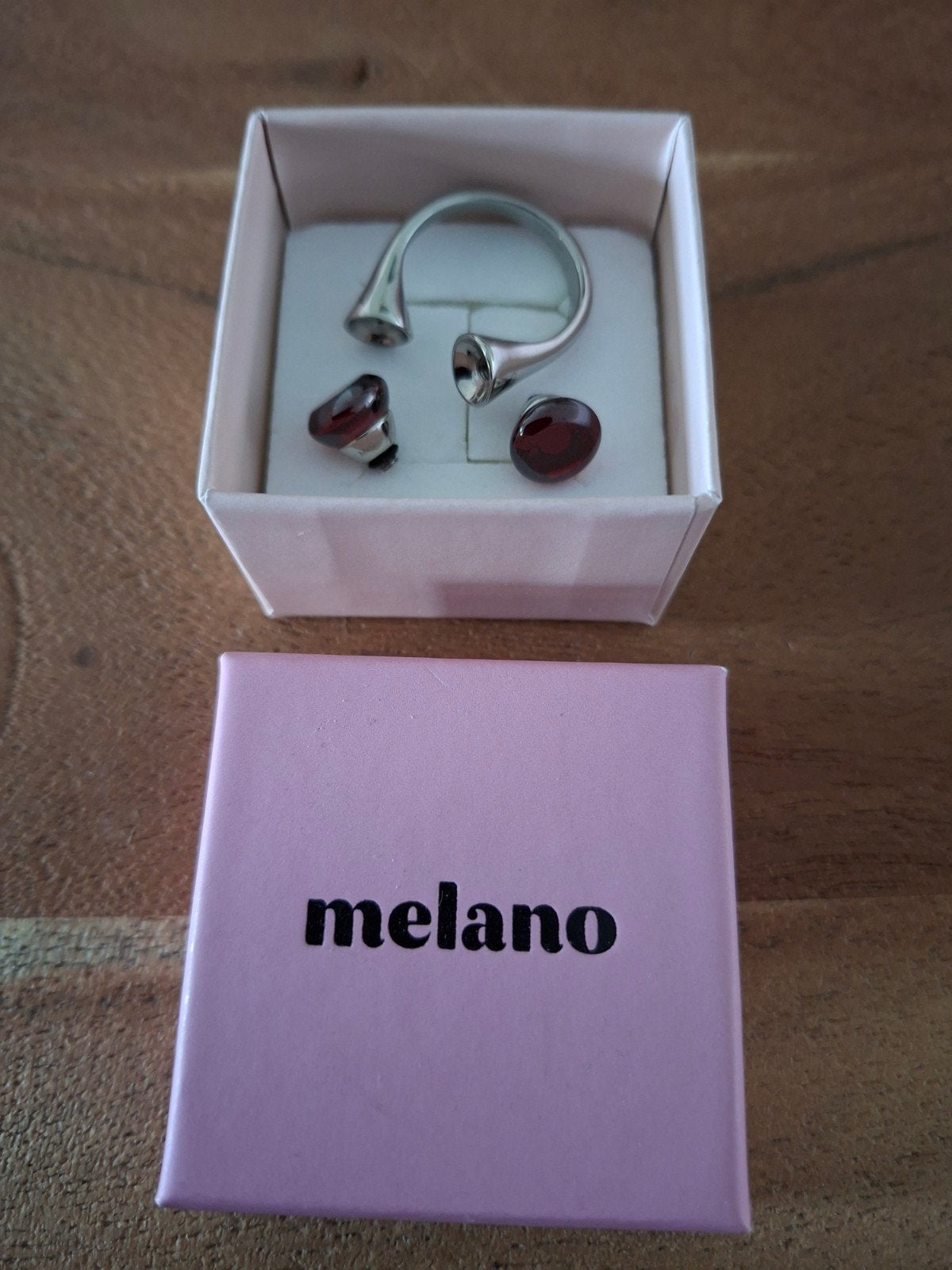 Melano Twisted Ring met 2 Rode Verwisselbare Steentjes, Sieraden, Tassen en Uiterlijk, Ringen, Zo goed als nieuw, Met edelsteen