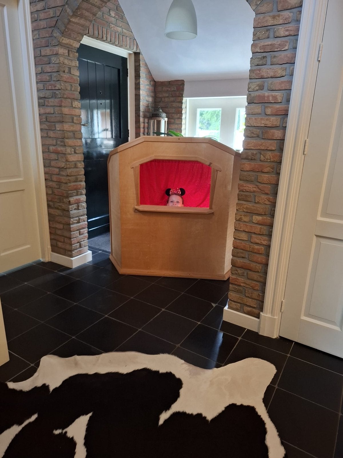 Houten poppenkast met rode gordijnen, Kinderen en Baby's, Speelgoed | Overig, Ophalen, Gebruikt, Jongen of Meisje