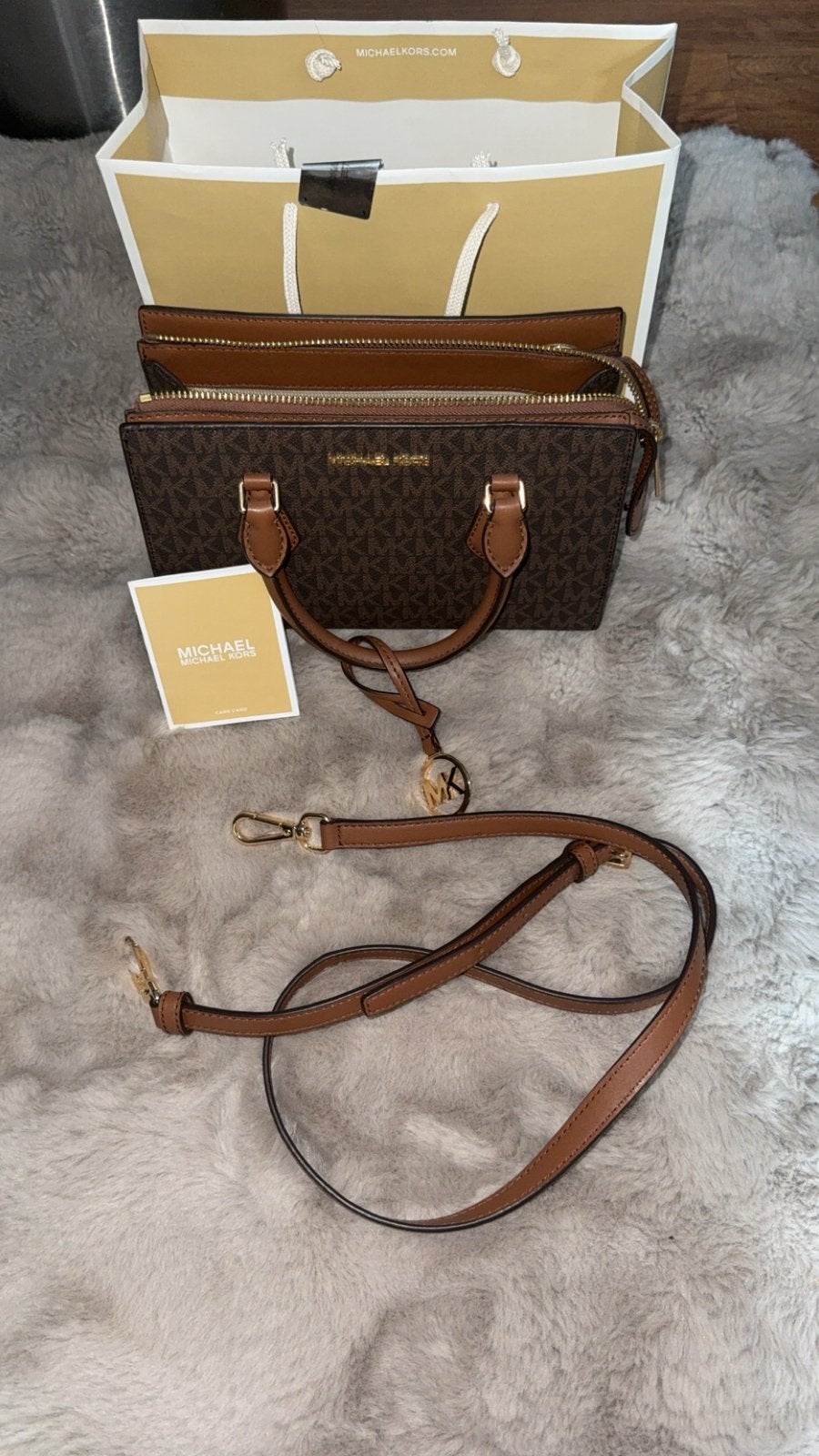 Michael Kors Womens Sheila Medium Logo Satchel Brown, Sieraden, Tassen en Uiterlijk, Beautycases, Ophalen, Zo goed als nieuw, Bruin