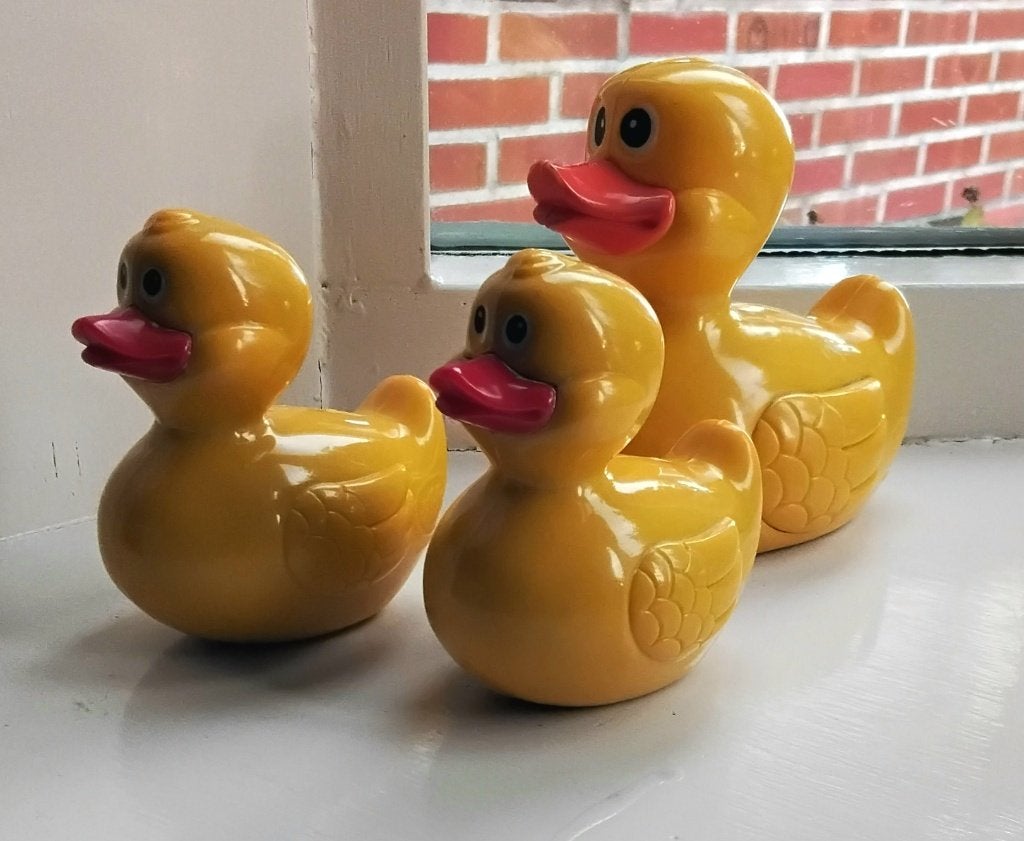 3 dekoratieve badeendjes - mama eend + 2 baby eendjes - hard, Ophalen of Verzenden, Gebruikt, Jongen of Meisje