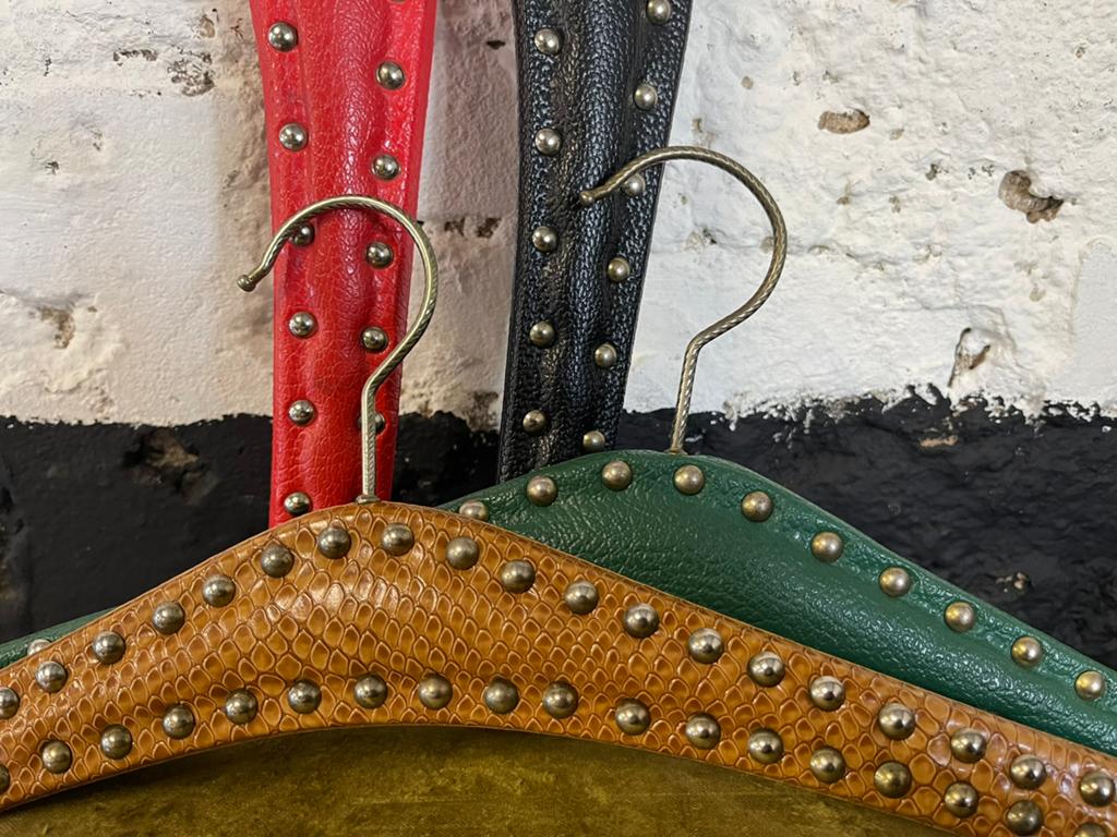 Leuke set 4 vintage 60’s kledinghangers skai kleuren, Ophalen of Verzenden, Gebruikt, Volwassenen