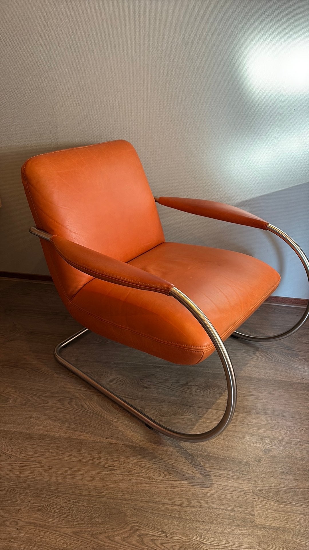 Twee leren design fauteuil stoelen met metalen frame, Gebruikt, Ophalen of Verzenden, 50 tot 75 cm, Leer