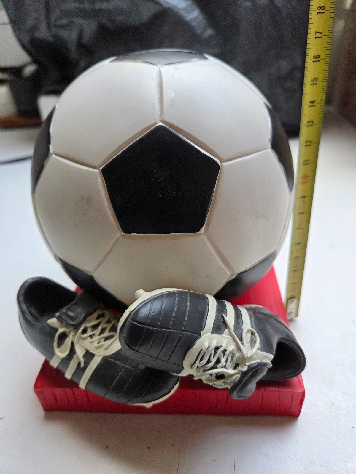 Voetbal spaarpot met voetbalschoenen, Ophalen of Verzenden, Gebruikt, Overige sporten, Beeldje of Poppetje