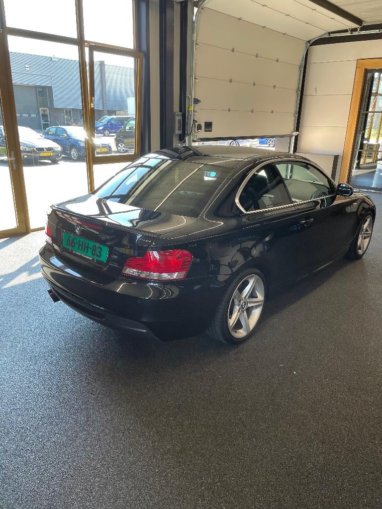 BMW 1-Serie 3.0 135I Coupe 2009 Zwart, Auto's, BMW, Achterwielaandrijving, Zwart, 4 stoelen, Zwart