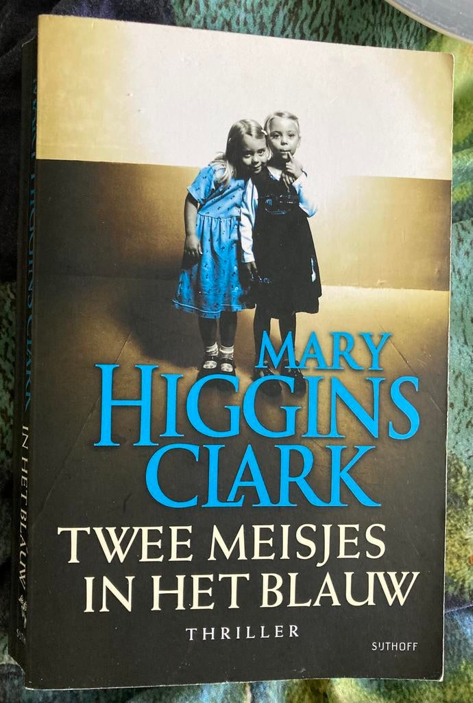 Mary Higgins Clark - Twee meisjes in het blauw, Ophalen of Verzenden, Zo goed als nieuw, Mary Higgins Clark