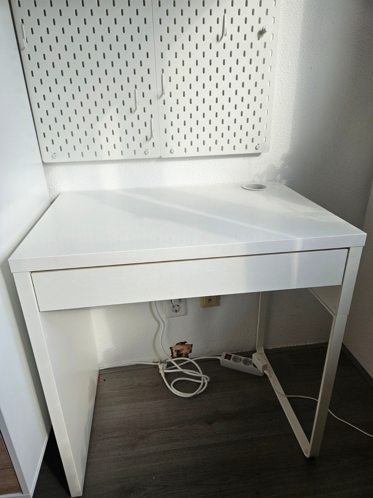 Wit bureau Micke Ikea met lade en kabeldoorvoer, Ophalen, Gebruikt, Spaanplaat of MDF, Kabelgoot