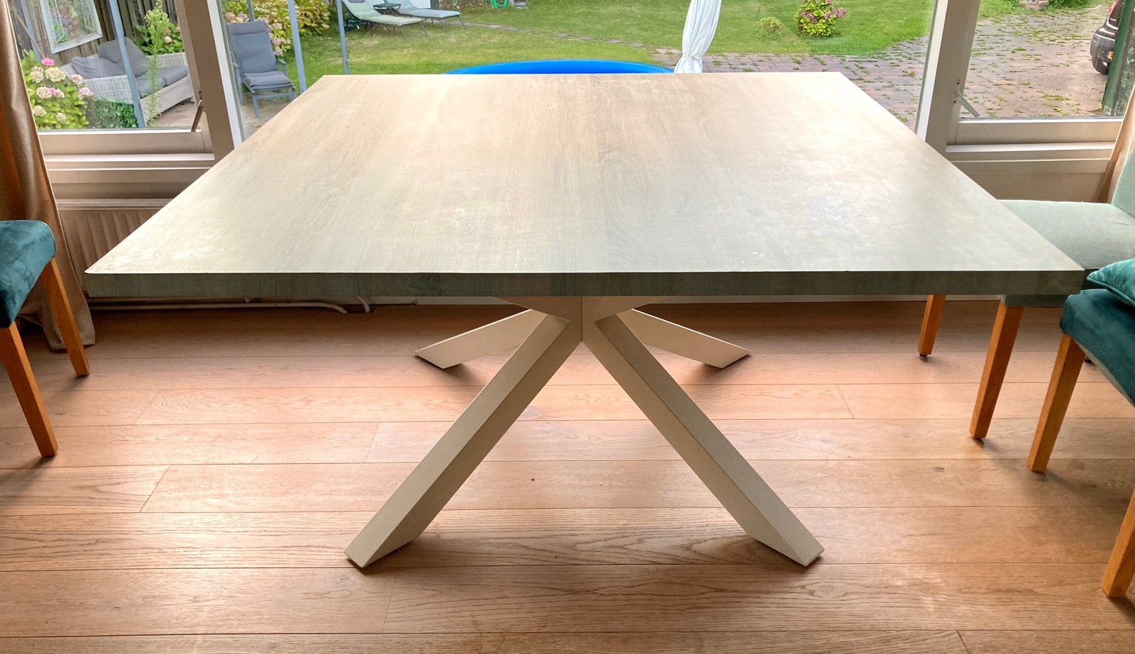 Industriële vierkante eettafel met stalen matrixpoot, Huis en Inrichting, Ophalen, Gebruikt, Industrieel modern, 150 tot 200 cm