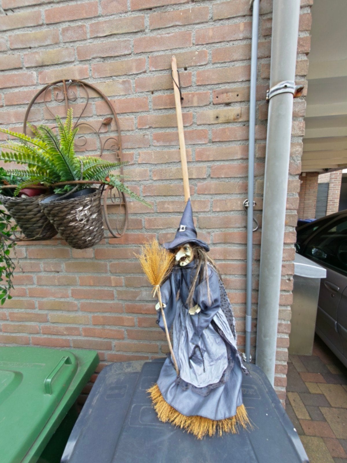 Heks Halloween decoratie op stok/bezem - 56 cm, Hobby en Vrije tijd, Ophalen, Gebruikt, Versiering, Halloween of Griezel