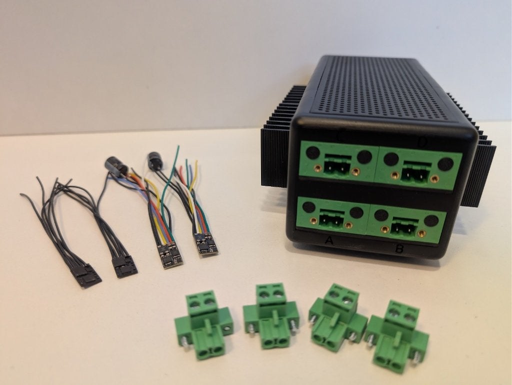 DCC command station met 2 locomotief en 2 wissel decoders, Overige merken, Transformator of Voeding, Gelijkstroom, Nieuw