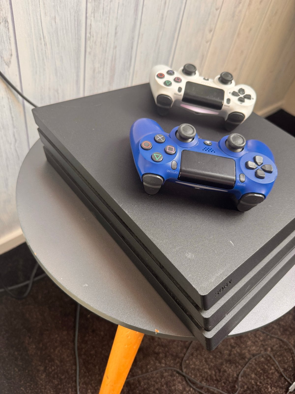 PlayStation 4 Pro - 2 controllers, Spelcomputers en Games, Spelcomputers | Sony PlayStation 4, 500 GB, Verzenden, Met 2 controllers