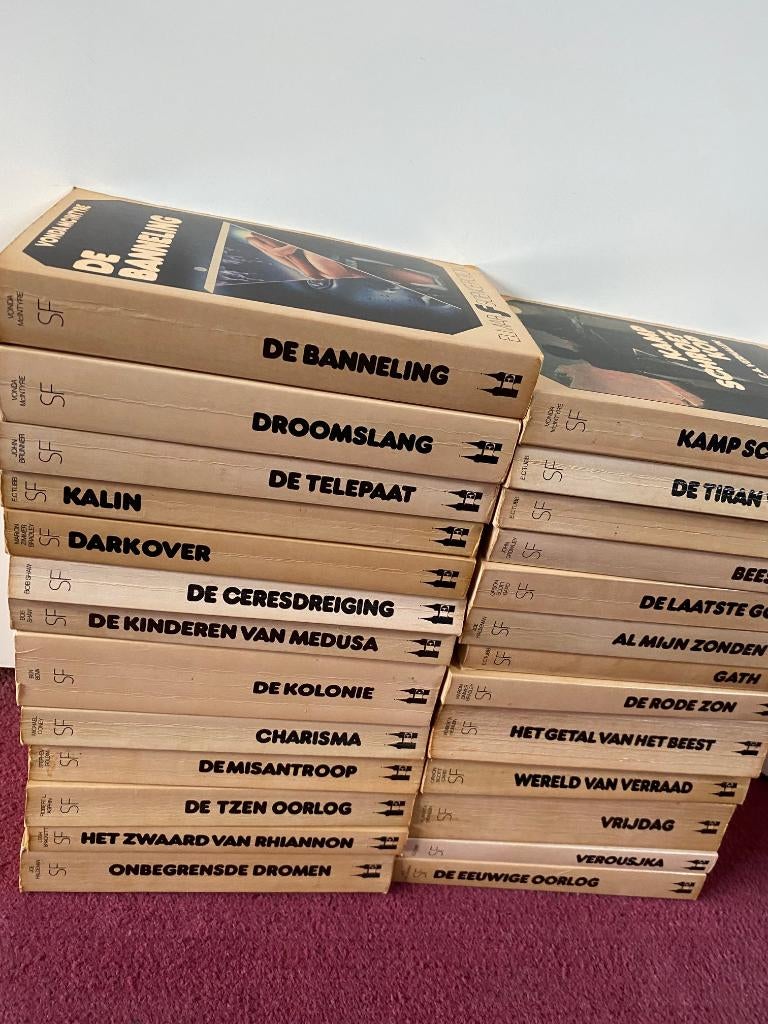 25 SF (science fiction) boeken van uitgever Elmar, Boeken, Science fiction, Ophalen, Gelezen
