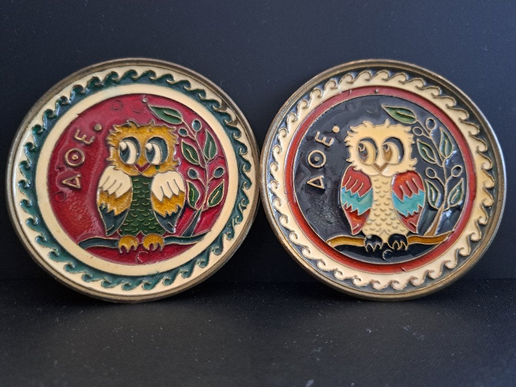 Twee emaille griekse sierschotels met uilenmotief, Antiek en Kunst, Curiosa en Brocante, Ophalen of Verzenden