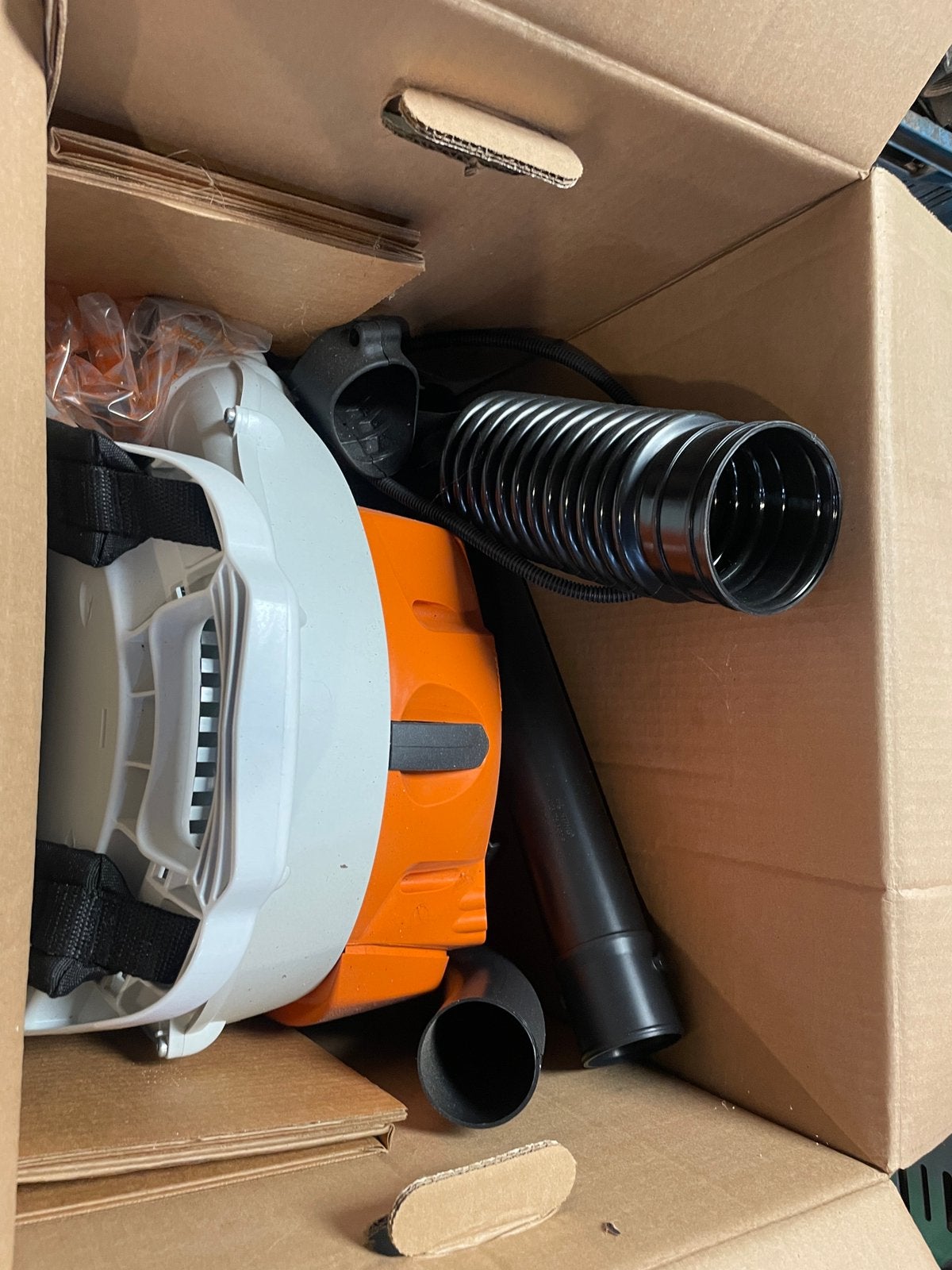 Nieuwe stihl bladblazer, Ophalen, Zo goed als nieuw, Benzine, Ruggedragen