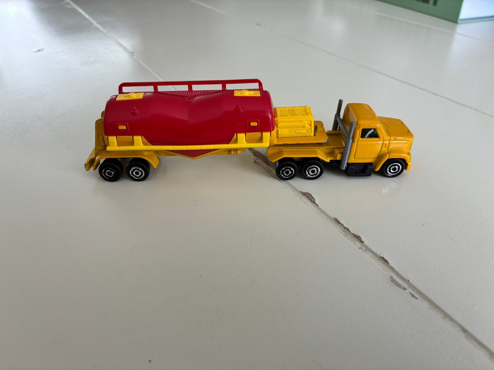 Majorette truck met bulktrailer, Ophalen of Verzenden, Zo goed als nieuw, Bus of Vrachtwagen