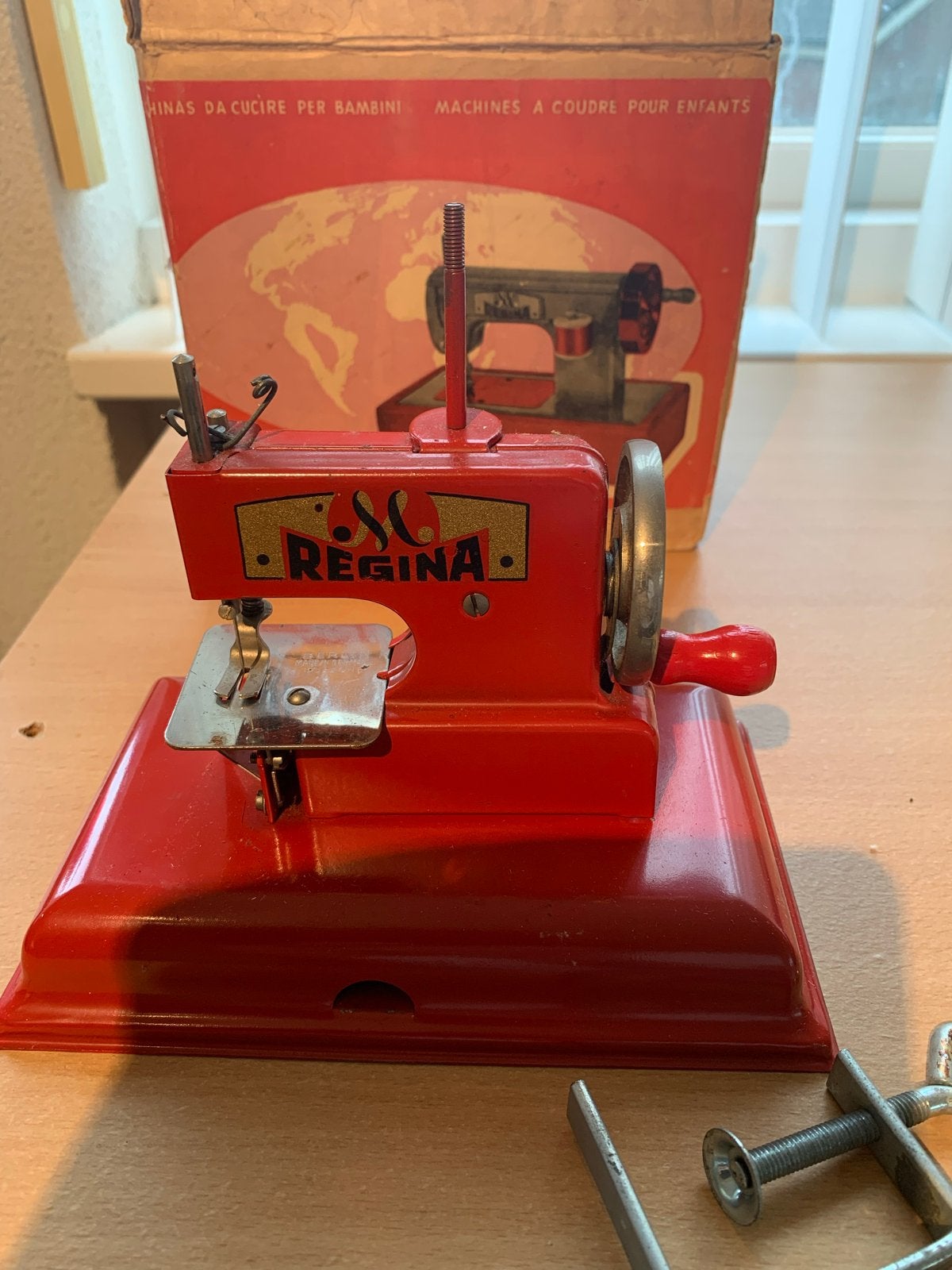 Regina kinder naaimachine, rood, nr553 (ca 1960) compleet, Antiek en Kunst, Antiek | Naaimachines, Ophalen of Verzenden
