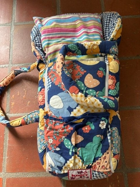 Vintage poppen Draagzak - Kleurrijk Design, Kinderen en Baby's, Speelgoed | Poppen, Ophalen, Zo goed als nieuw, Overige typen
