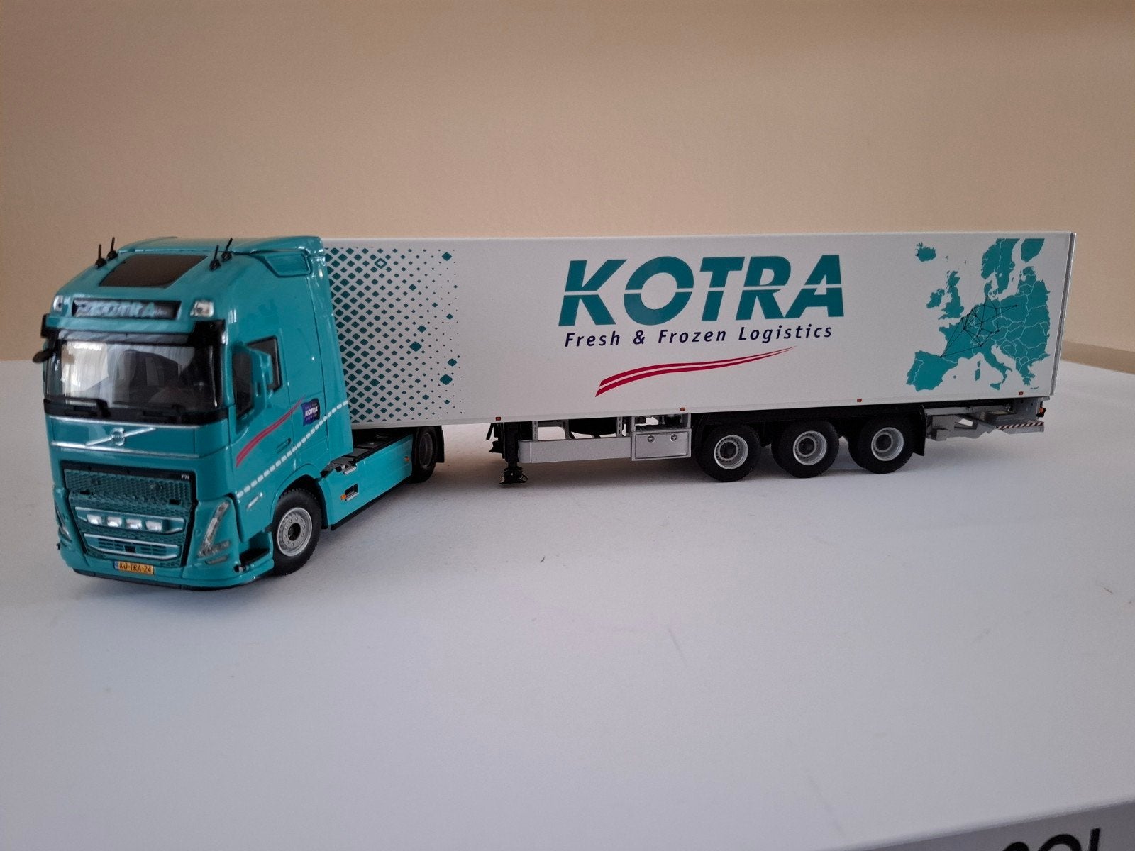 Volvo FH met koeltrailer van Korta van wsi., Hobby en Vrije tijd, Ophalen of Verzenden, Nieuw, Bus of Vrachtwagen, Wsi