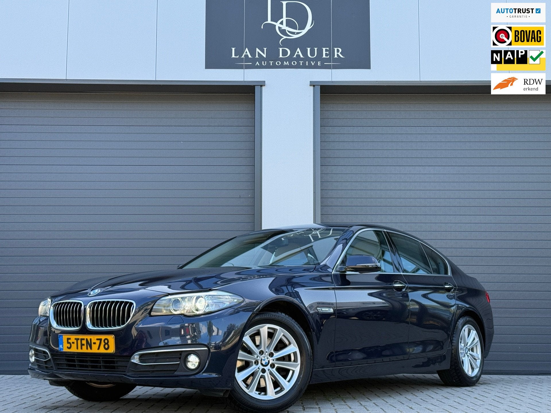 BMW 5-serie 520i Luxury Edition / AUTOMAAT / NAP / TREKHAAK, Auto's, BMW, Automaat, Automatische klimaatregeling, Achterwielaandrijving