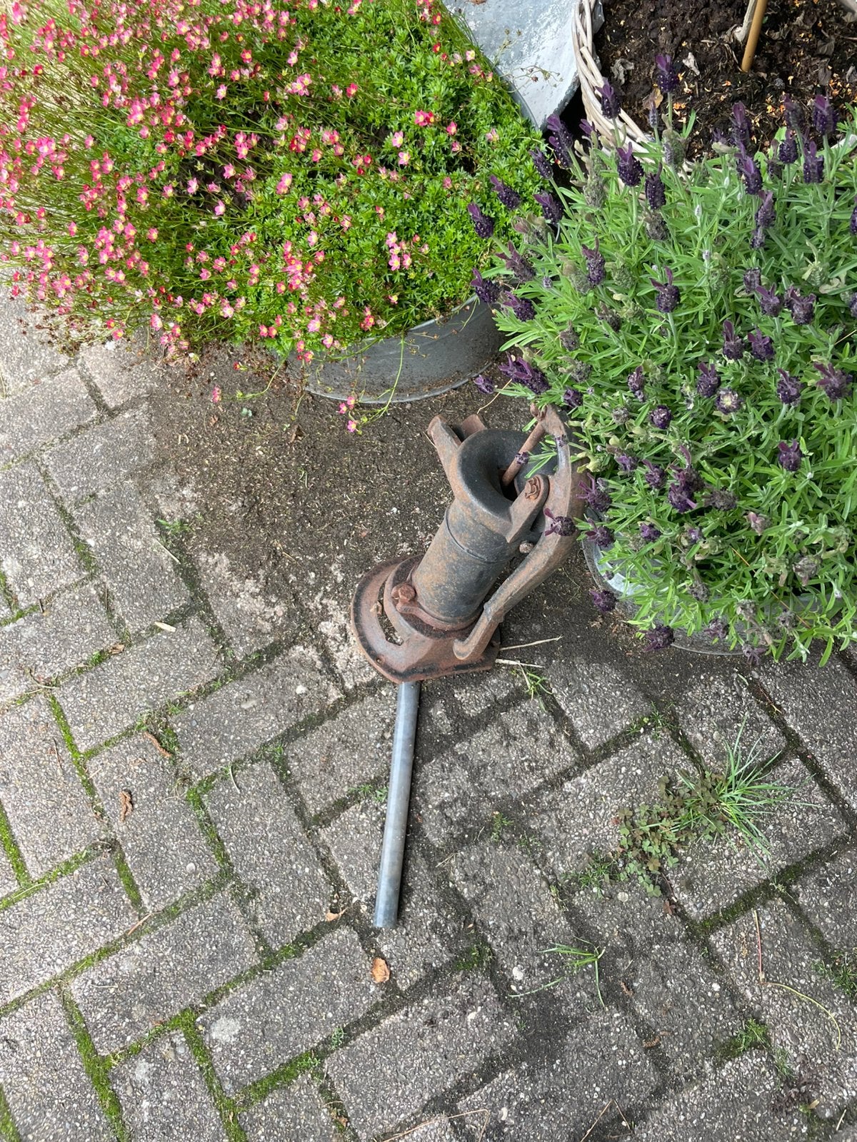 Oude gietijzeren pompje, Ophalen