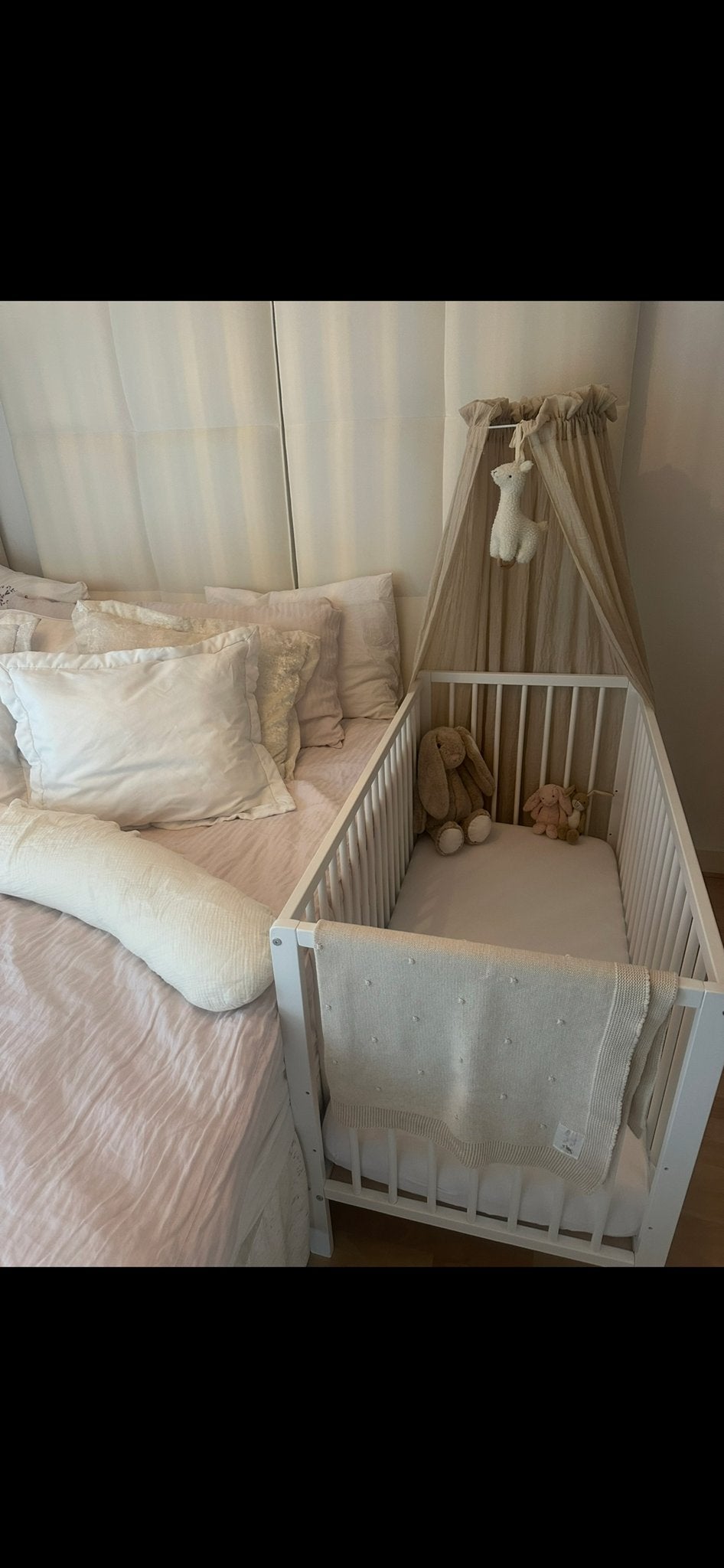 Wit ledikant met Aerosleep matras, Kinderen en Baby's, Babywiegjes en Ledikanten, Ophalen, Zo goed als nieuw, Ledikant