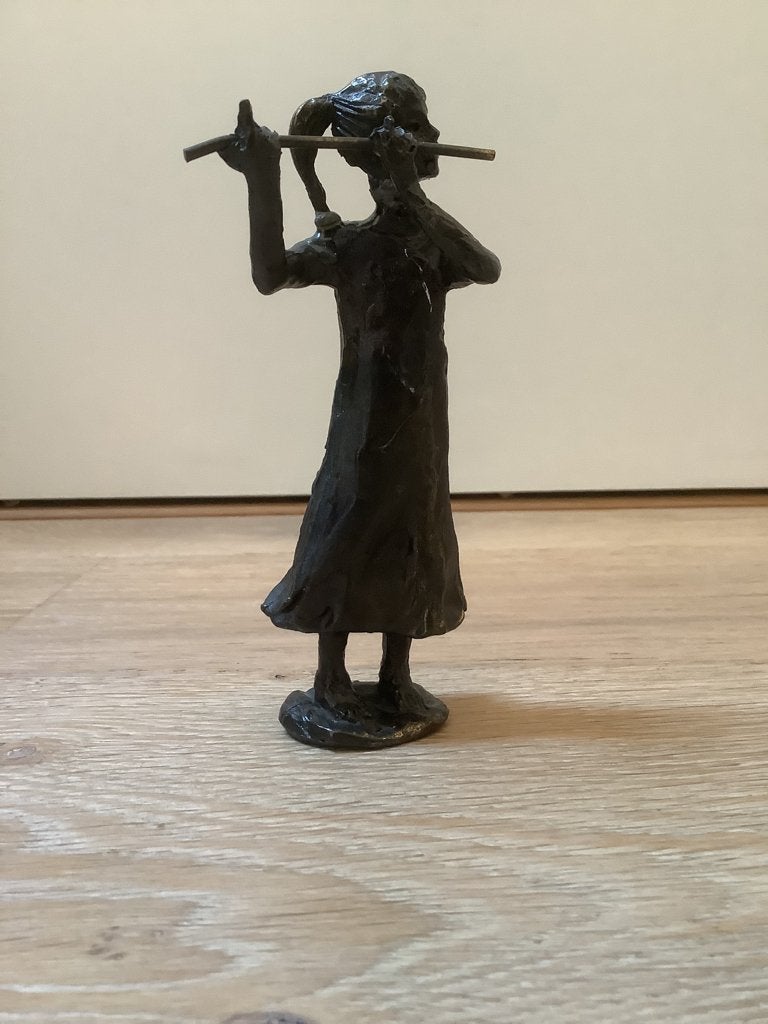 Beeld meisje met fluit van Corry Ammerlaan - van Niekerk., Antiek en Kunst, Minder dan 20 cm, Ophalen of Verzenden, Beeld, Vrouw