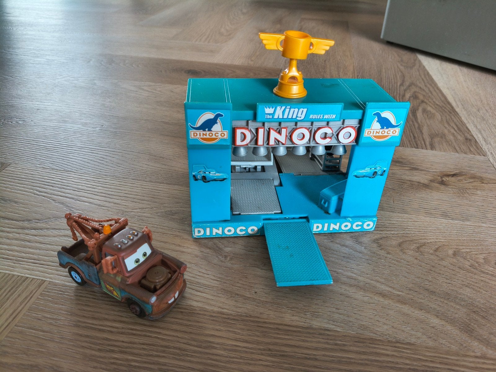 Disney Cars Dinoco Garage en Takelwagen (Mater), Ophalen, Gebruikt, Jongen of Meisje