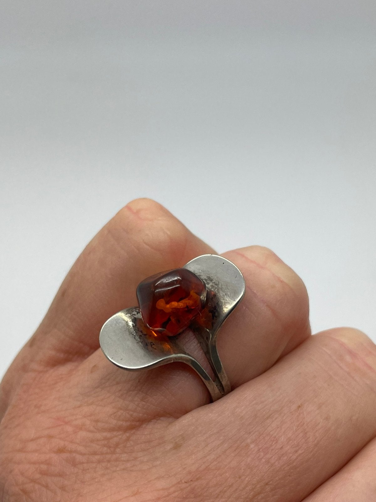 F951 Prachtige zilveren barnsteen ring maat 17,25, Ophalen of Verzenden, X, Met edelsteen, Dame
