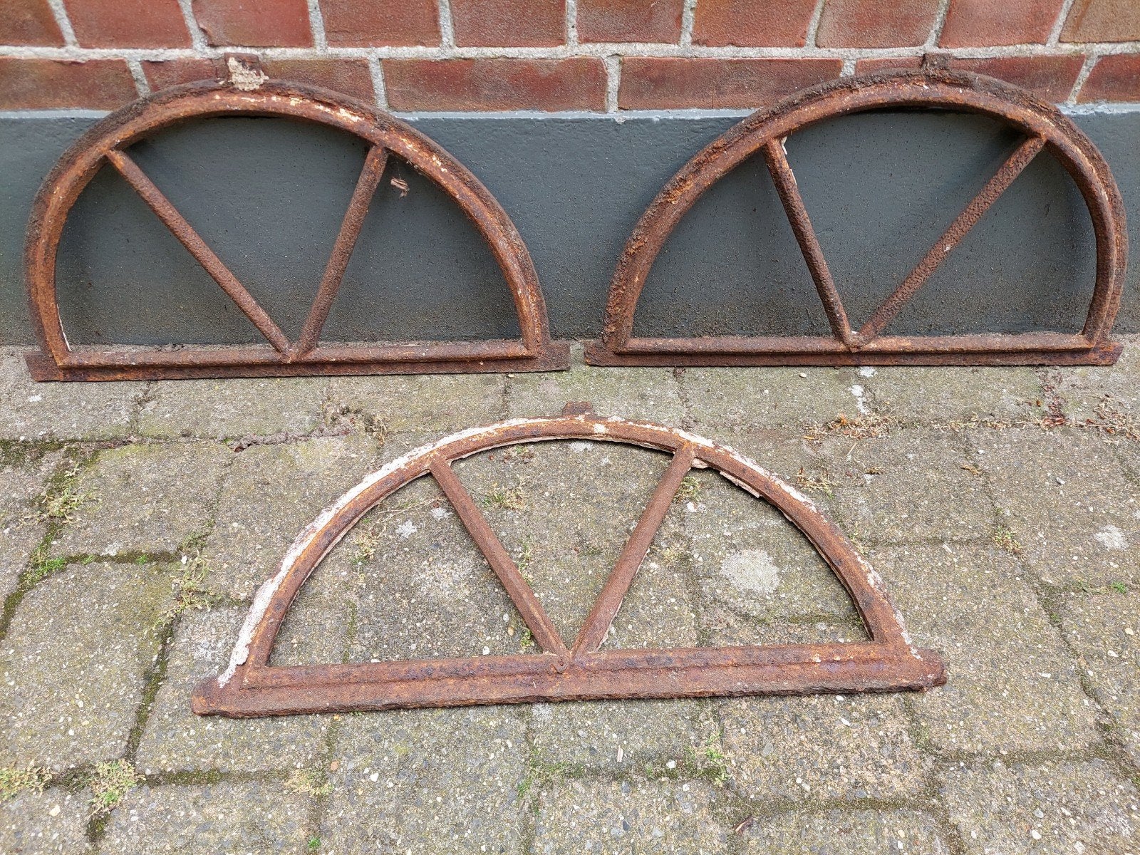 Drie zeer mooie oude halfronde gietijzeren stalramen., Ophalen of Verzenden, Gebruikt, Minder dan 80 cm, Minder dan 80 cm