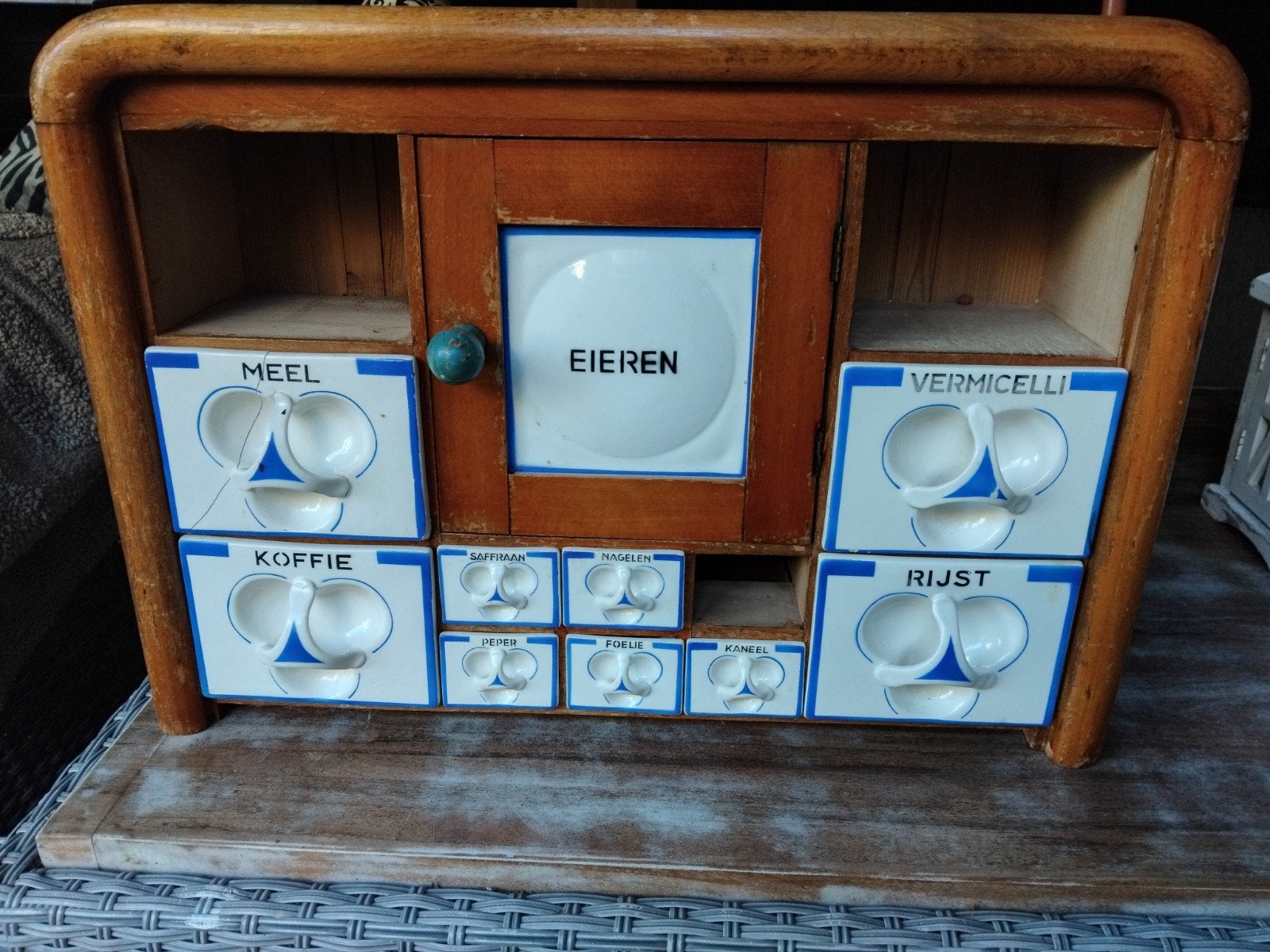 Antiek kruidenrek met porseleinen laden, Ophalen