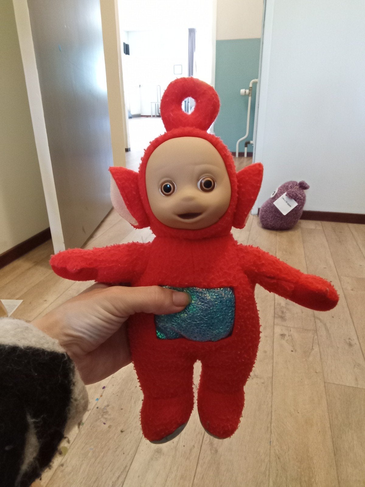 teletubbie knuffel phoo 25 cm kleur rood blauw buik, Ophalen of Verzenden, Zo goed als nieuw