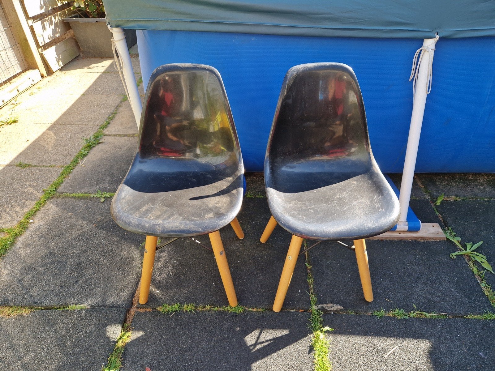 2 kinderstoeltjes - Zwart plastic met houten poten, Ophalen, Gebruikt, Overige typen