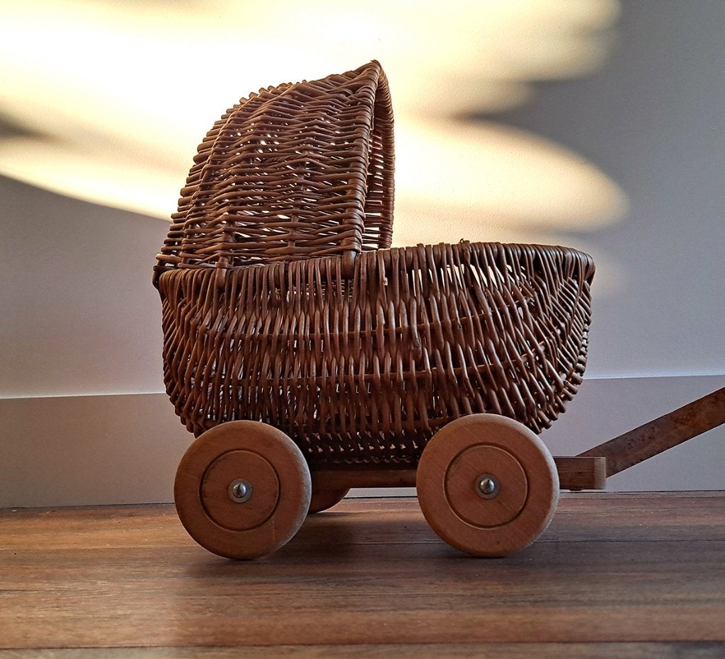 Vintage retro poppenwagen riet, Antiek en Kunst, Antiek | Speelgoed, Ophalen