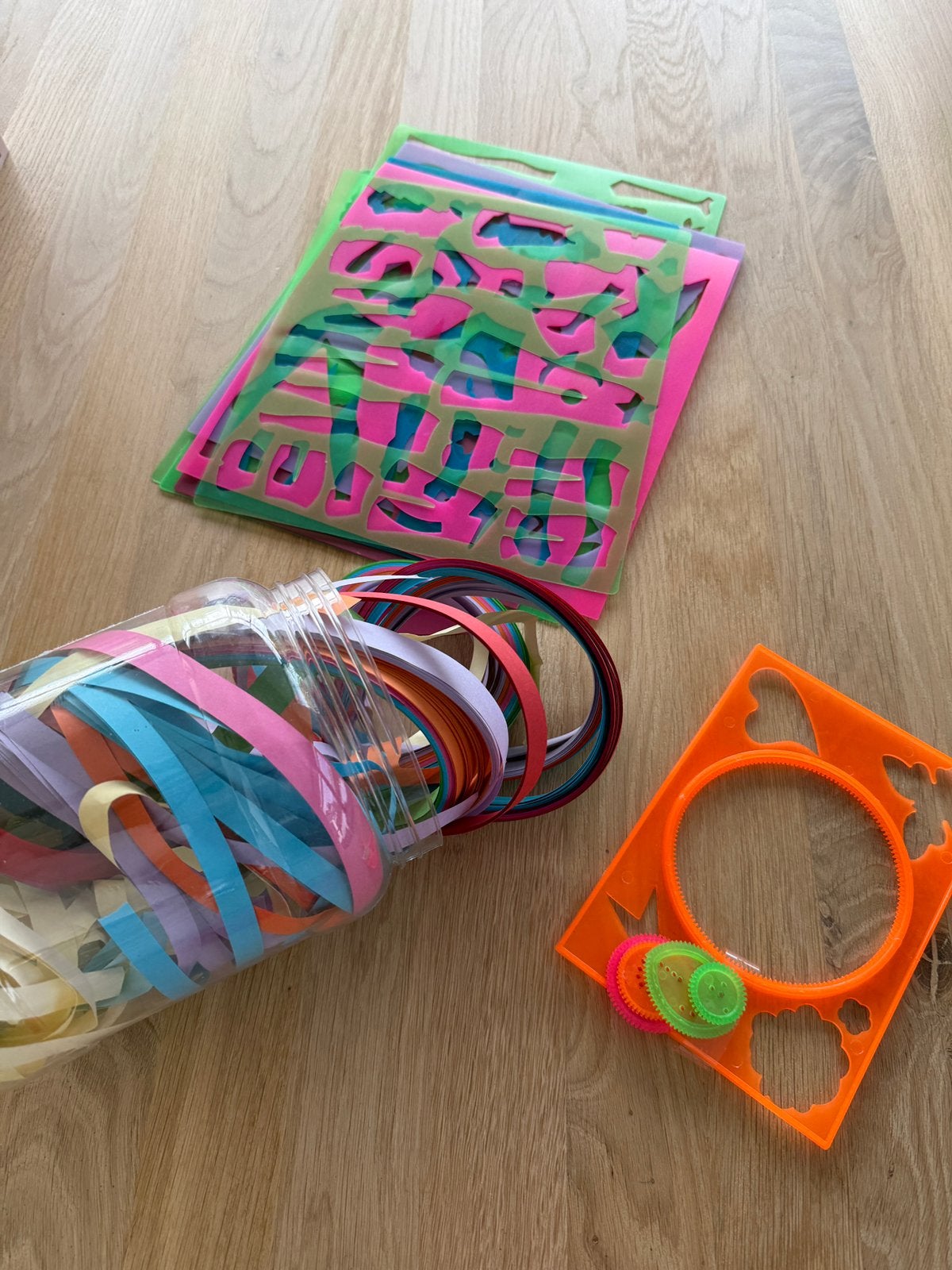 Knutselspullen: 10 sjablonen, stroken papier en een spirogra, Ophalen of Verzenden, Zo goed als nieuw