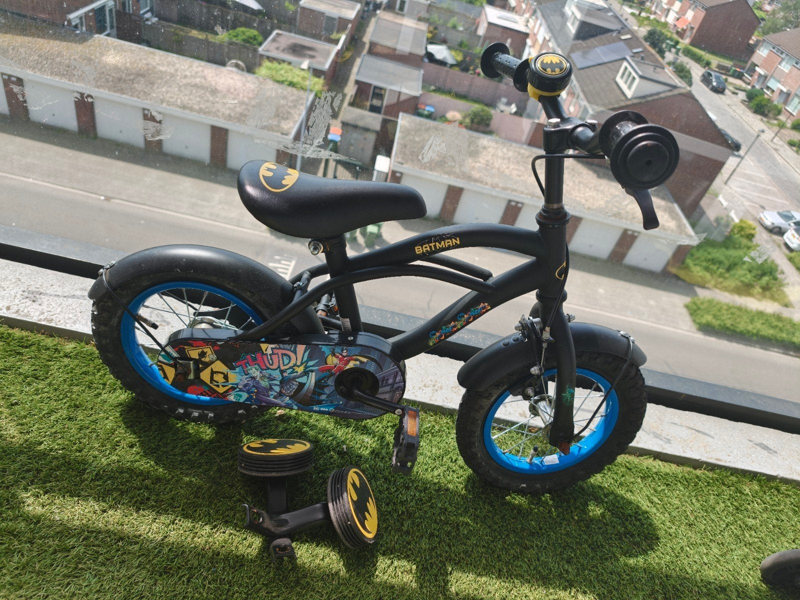 Batman Kinderfiets 12 inch met bel & zijwielen (band stuk), Ophalen, Gebruikt, Minder dan 16 inch, Zijwieltjes