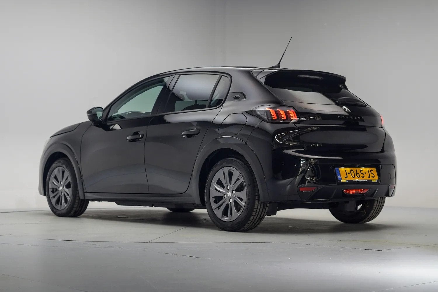 Peugeot e-208 Allure 50 kWh [ Navi Apple/Android Panoramadak, Auto's, Gebruikt, Parkeersensor, Zwart, 1430 kg