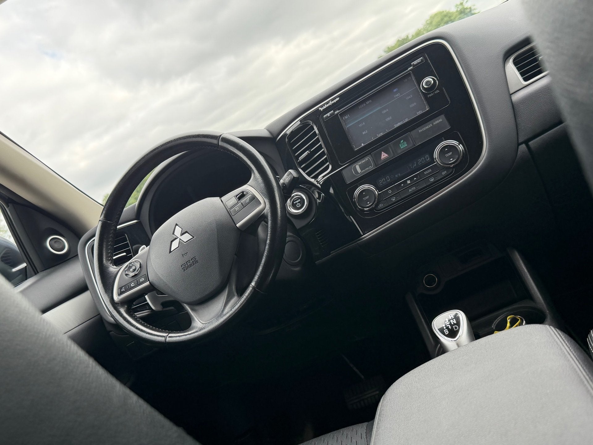 Mitsubishi Outlander 2.0 PHEV Instyle Plus - Cool Silver - T, Auto's, 4 cilinders, Leder en Stof, Hybride Elektrisch/Benzine, SUV of Terreinwagen