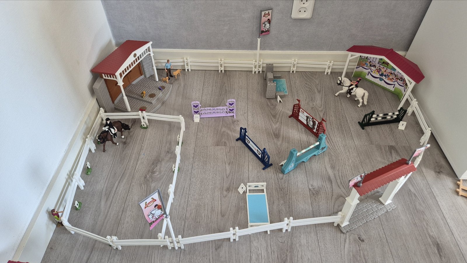 Schleich Paardenmanege met springparcours en accessoires, Ophalen of Verzenden, Zo goed als nieuw, Jongen of Meisje