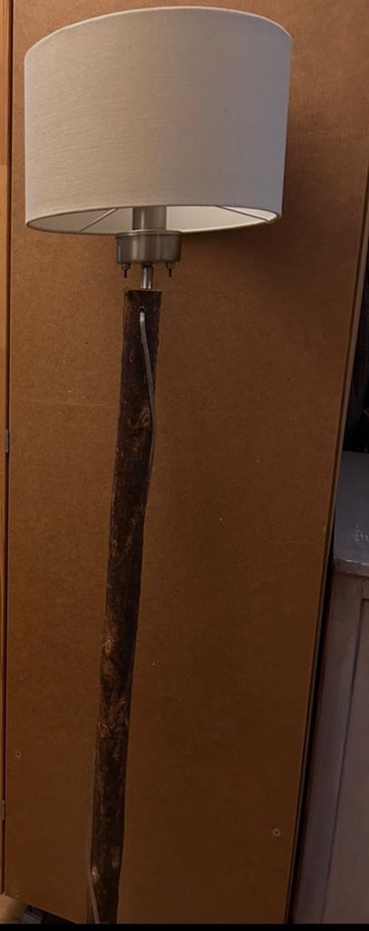 Unieke staande lamp met houten stam en leeslampje, Ophalen of Verzenden, Gebruikt, Hout, 150 tot 200 cm