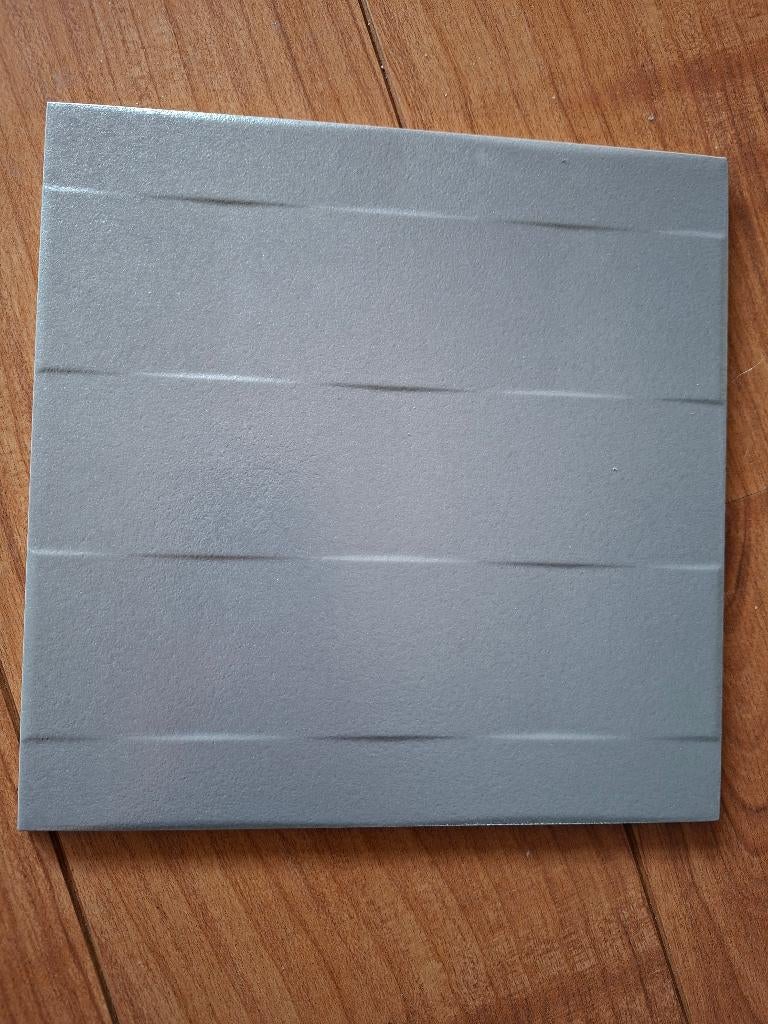 23 grijze relieftegels 20 cm x 20 cm NIEUW, Ophalen, Nieuw, 20 tot 40 cm, Minder dan 5 m²