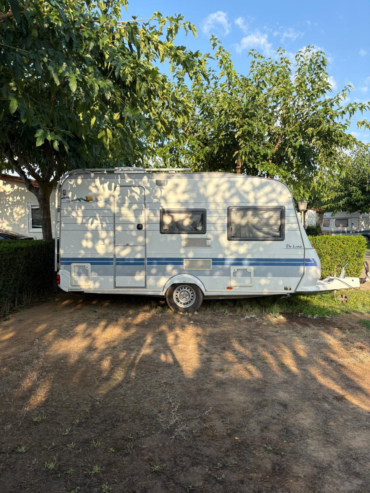 Hobby 400SF DeLuxe | AIRCO | UNICO | FIETSEN | SPANJE, Caravans en Kamperen, Caravans, Vast bed, Hobby, Airco, Treinzit