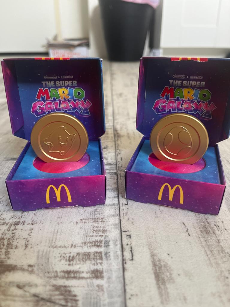 McDonald's Super Mario Galaxy munten (2 stuks), Sieraden, Tassen en Uiterlijk, Uiterlijk | Cosmetica en Make-up, Ophalen of Verzenden