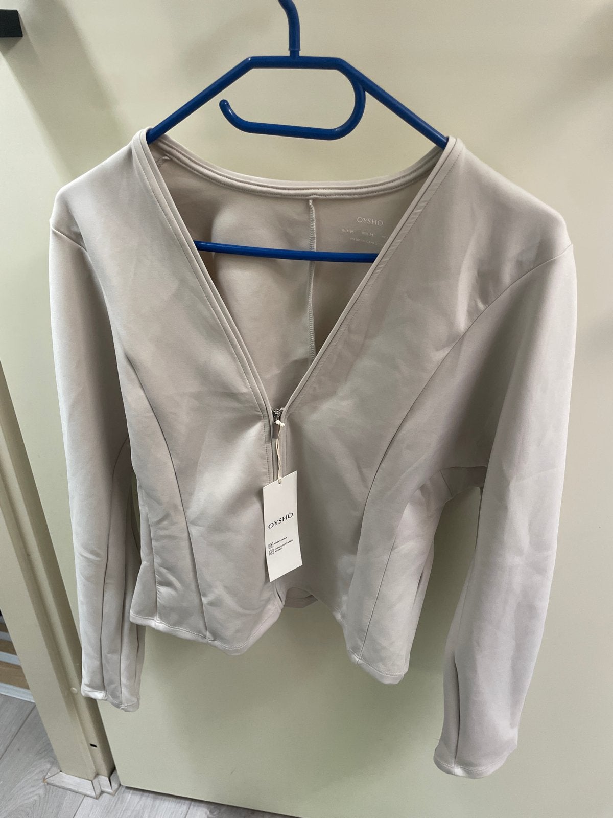 Oysho sportjasje maat M - Nieuw met kaartjes, Maat 38/40 (M), Beige, Nieuw, Ophalen of Verzenden